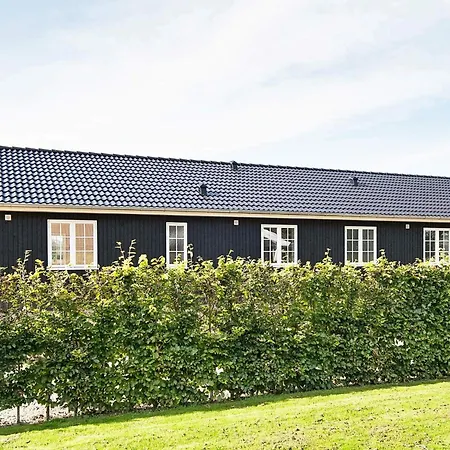 10 Person In Ansager-by Traum